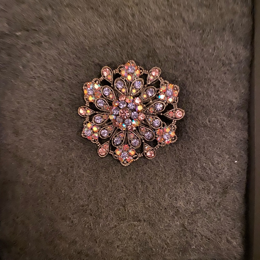🆑Vintage look iridescent brooch silver tone